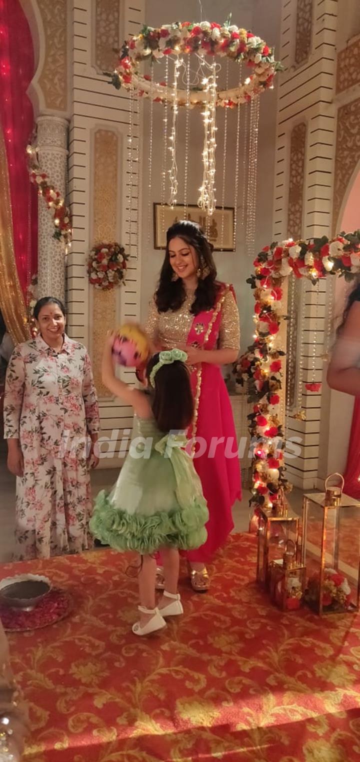 Tunisha playing with kids on the sets of Ishq Subhan Allah 