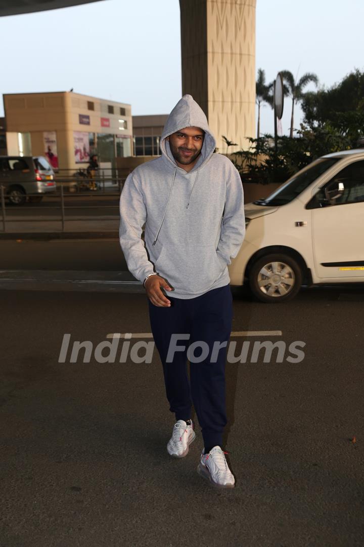 Guru Randhawa papped at airport