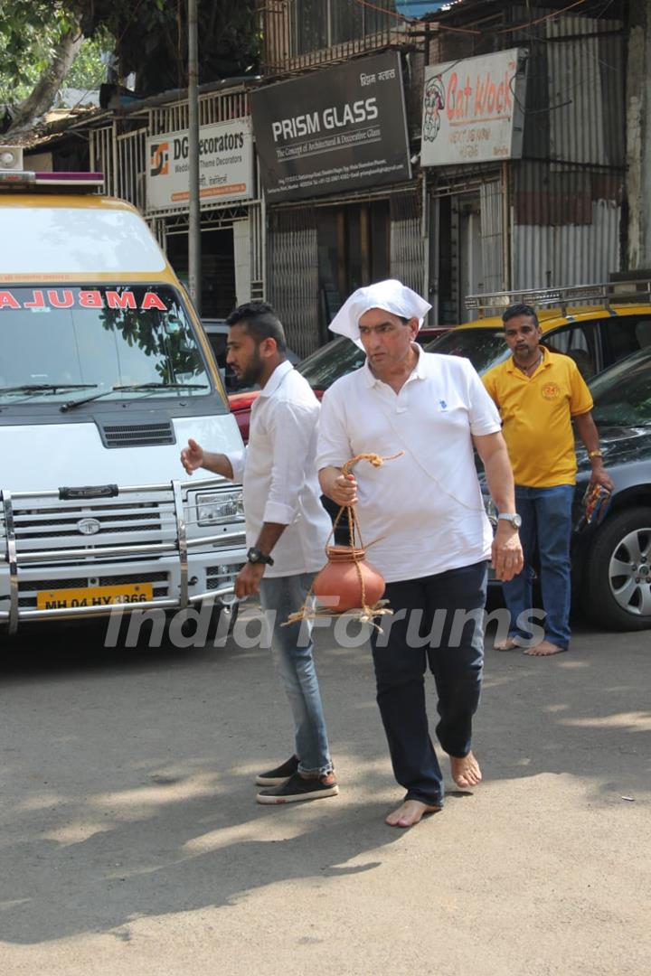 Bollywood Celebrities attend Manish Malhotra's Father's funeral