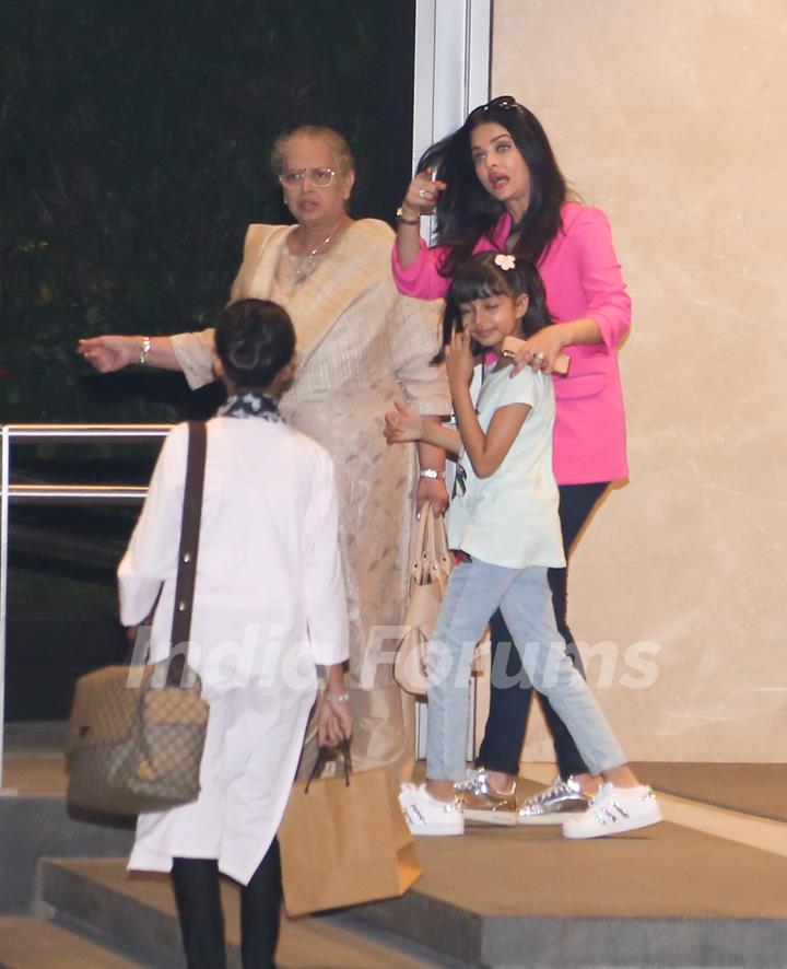 Aishwarya Rai Bachchan snapped at Srcc Hospital with mother and daughter Aaradhya Bachchan for an event!