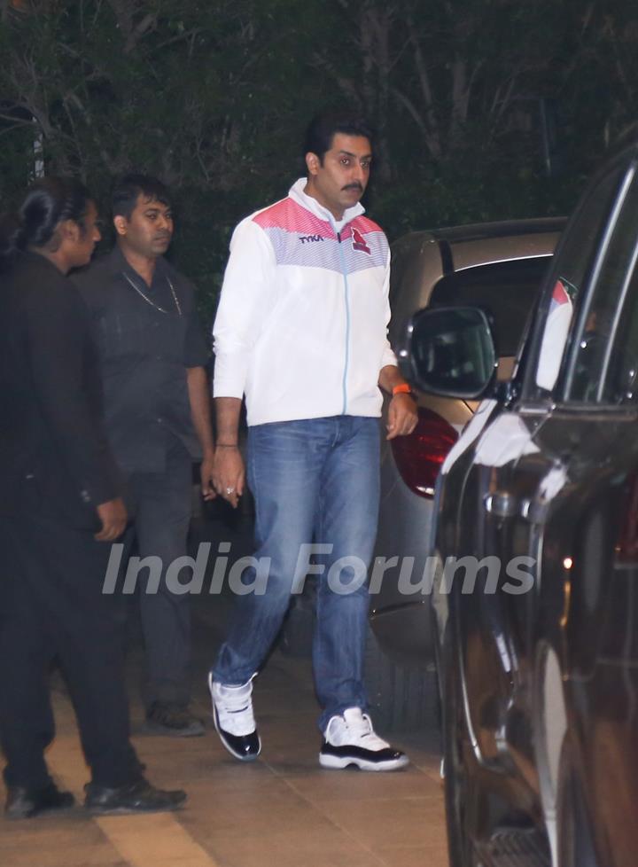 Abhishek Bachchan picks up Aishwarya Rai Bachchan and daughter Aaradhya Bachchan from Srcc Hospital after an event!