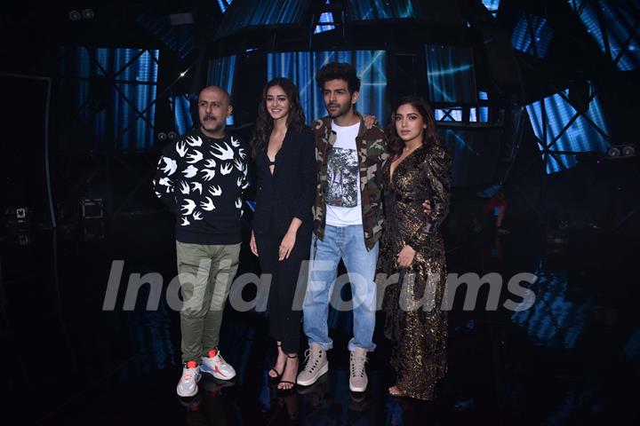 Ananya Panday, Kartik Aaryan and Bhumi Pednekar promote Pati Patni Aur Woh on the sets of Indian Idol!