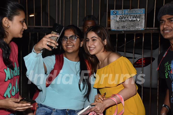 Sara Ali Khan snapped clicking selfies with fans