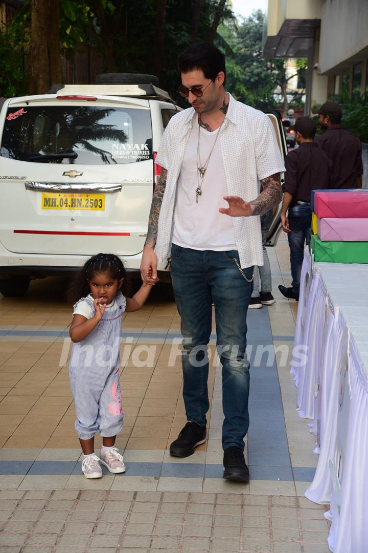 Daniel Webber accompanies daughter Nisha at Sachiin Joshi and Urvashi Sharma's son Sivansh's birthday