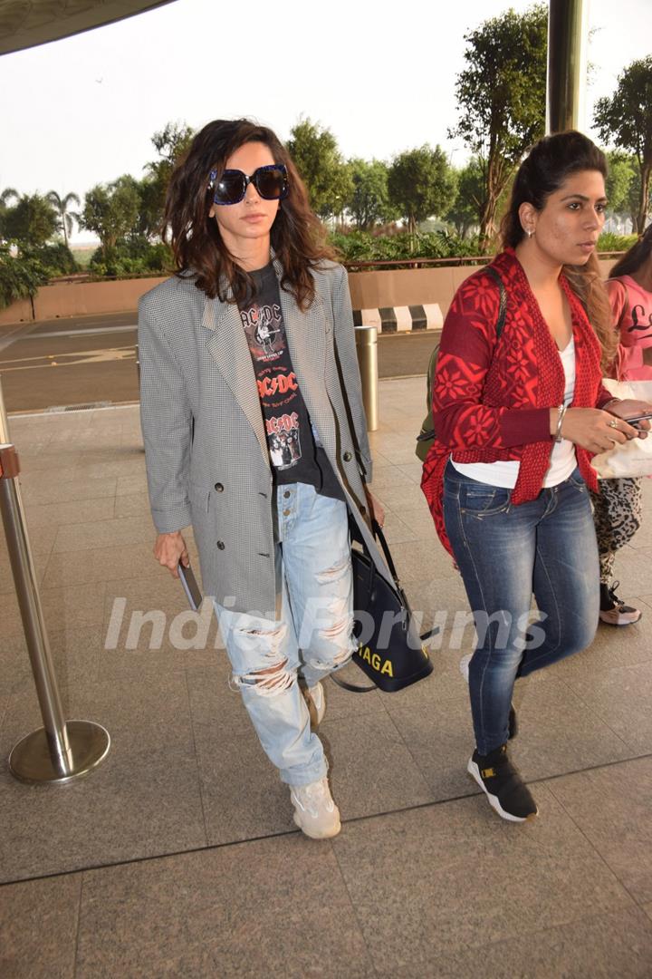 Shibani Dandekar papped at the airport