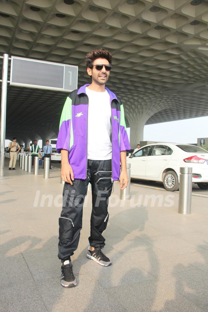 Kartik Aaryan papped at the airport