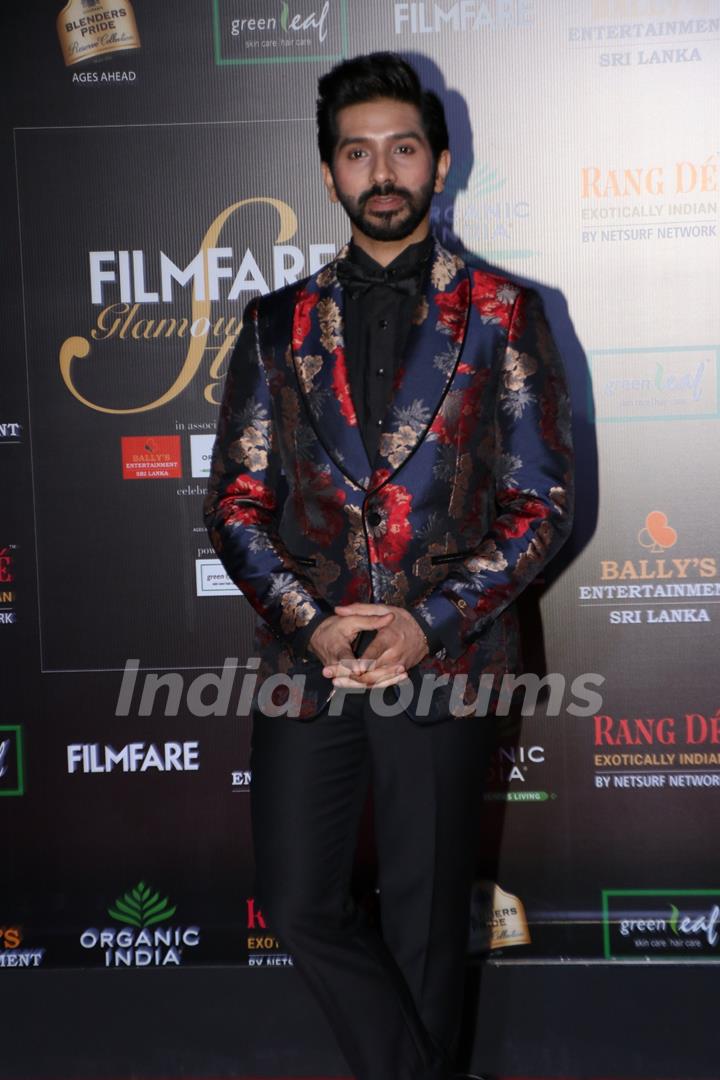 Vardhan Puri papped at the Red Carpet of Filmfare Glamour and Style Awards 2019