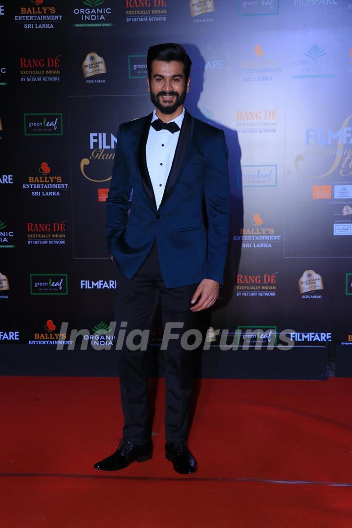 Sunny Kaushal papped at the Red Carpet of Filmfare Glamour and Style Awards 2019