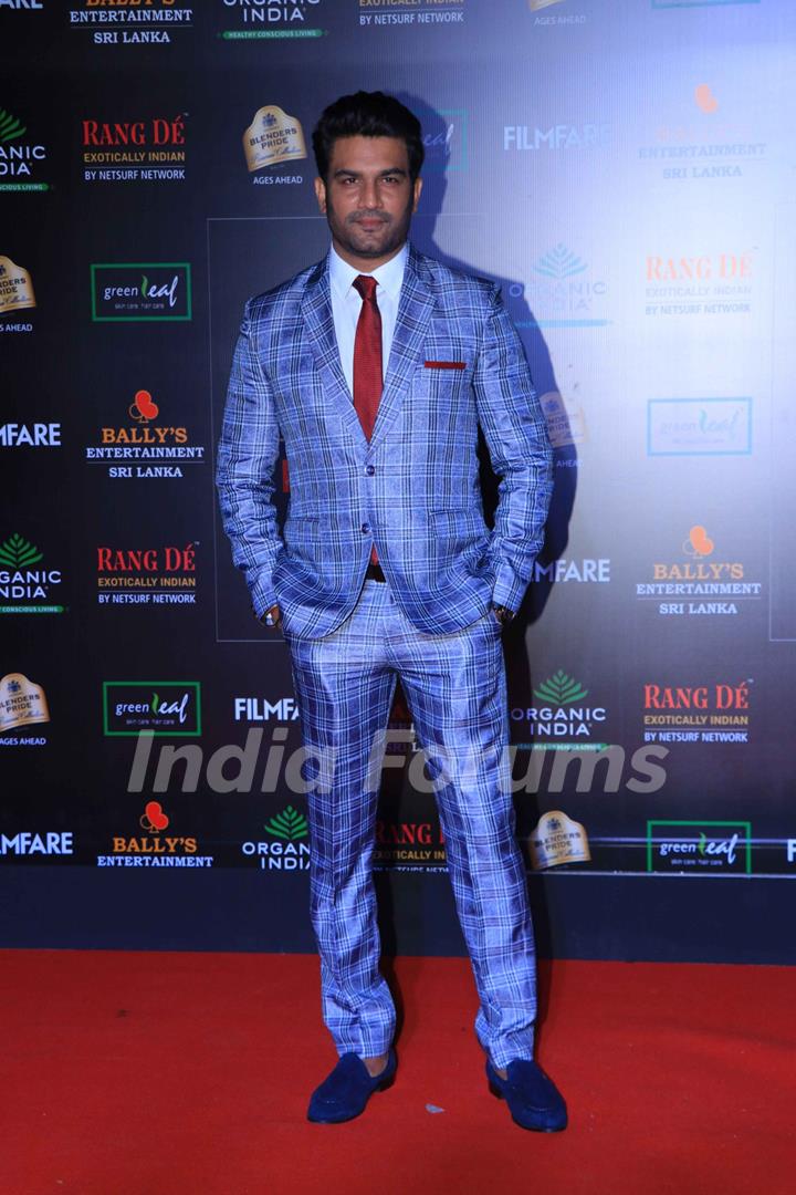 Sharad Kelkar papped at the Red Carpet of Filmfare Glamour and Style Awards 2019