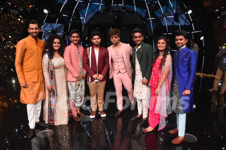 Himesh Reshammiya with the contestants