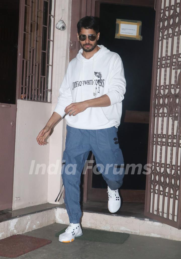 Sidharth Malhotra spotted outside a dubbing studio