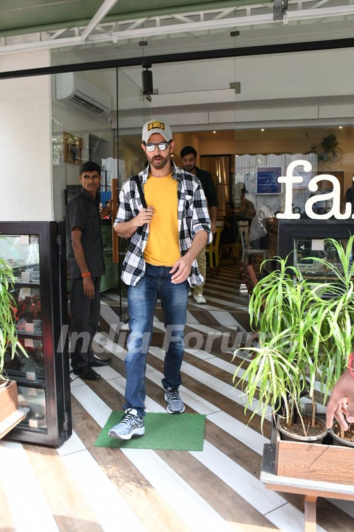 Hrithik Roshan papped outside Farmers Cafe