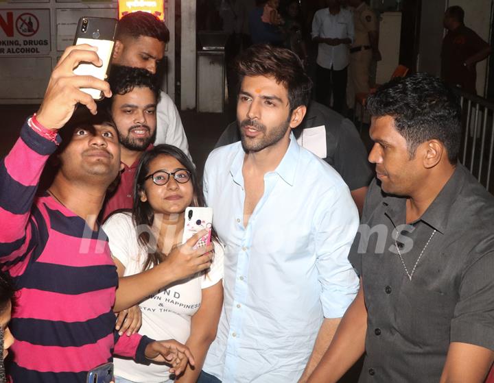 Kartik Aaryan snapped outside Siddhi Vinayak temple