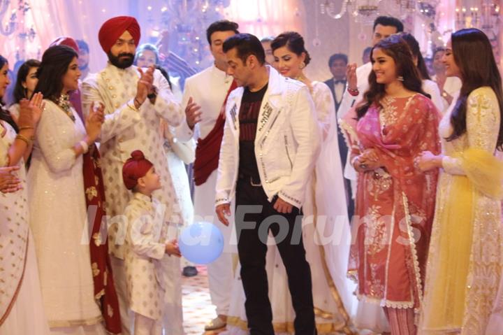 Salman Khan on the sets of Vidya and Choti Saardaarni