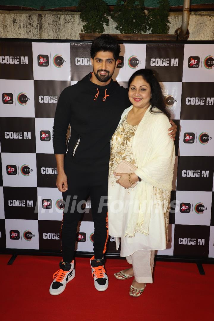 Tanuj Virwani with his mom Rati Agnihotri