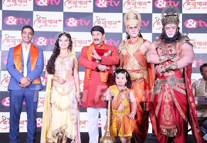 The cast of Kahat Hanuman Jai Shri Ram along with &TV Business Head, Vishnu Shankat at KHJSR.