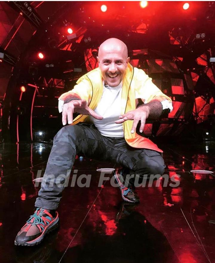 Vishal Dadlani auctions his jackets for education of street kids!