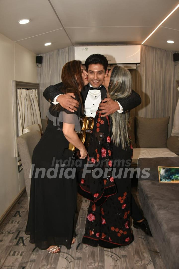 Sidharth Shukla with mom