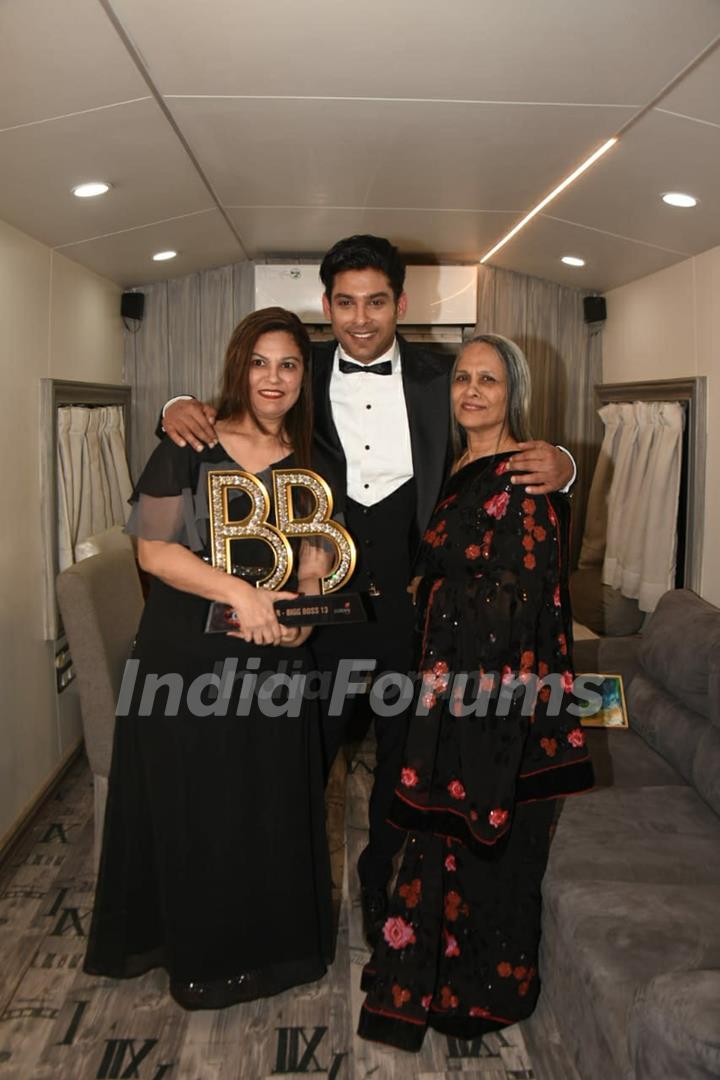 Sidharth Shukla with mom