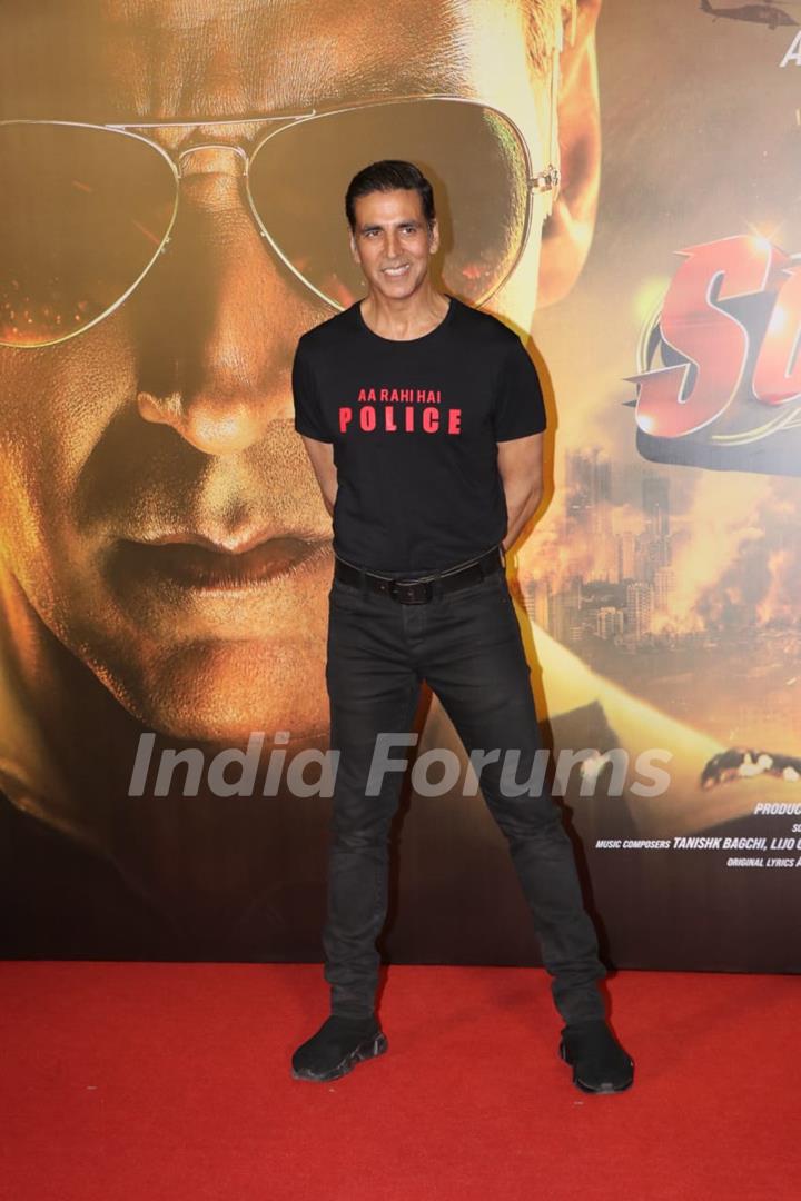 Akshay Kumar poses at the trailer launch of Sooryavanshi!