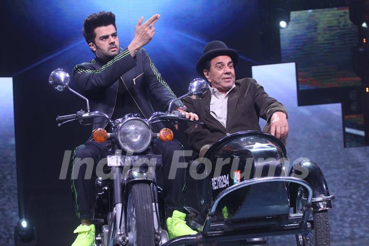 Maniesh Paul recreating Jai Veeru scene with Dharmendra on the sets of Sa Re Ga Ma Pa Li'l Champs Inbox