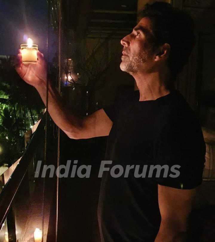 Bollywood celebrities come in Solitary by Lighting Diyas for 9pm 9 Minutes!