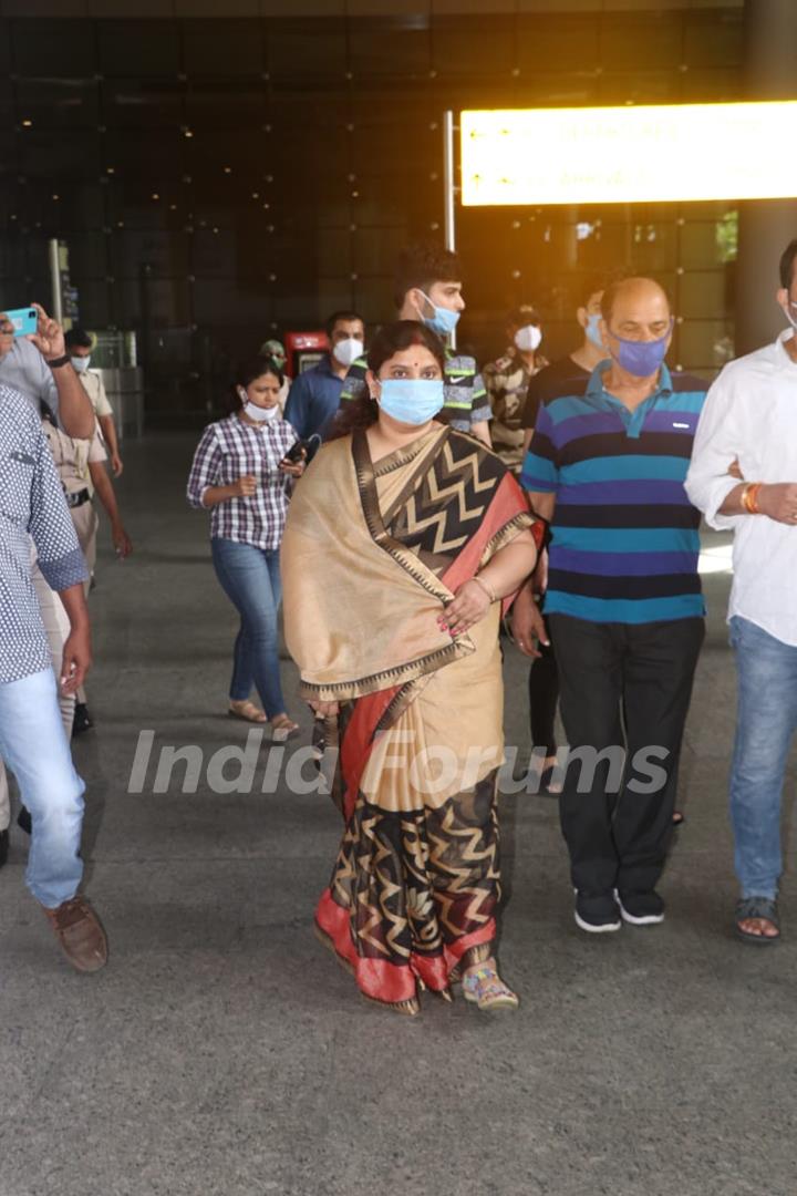 Sushant Singh Rajput's Father along with his Family arrive at Mumbai from Patna! 