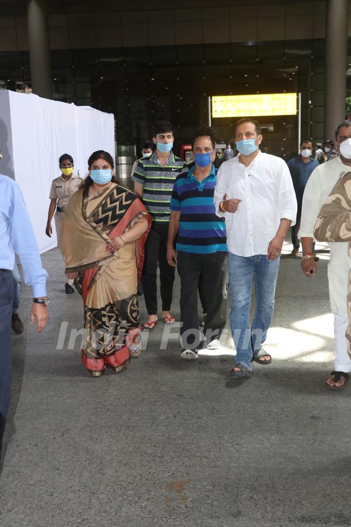 Sushant Singh Rajput's Father along with his Family arrive at Mumbai from Patna! 