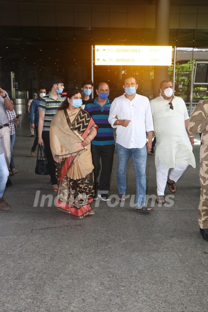 Sushant Singh Rajput's Father along with his Family arrive at Mumbai from Patna! 