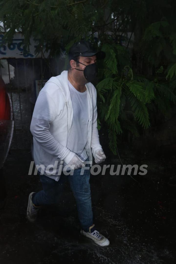 Varun Sharma attends Sushant Singh Rajput's Funeral pictures!