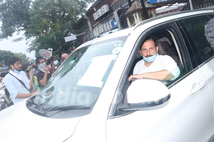 Sushant Singh Rajput's Funeral Pictures: Friends and Family arrive for last rites ceremony!