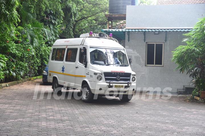 Veteran actor Jagdeep’s Funeral; Family and Friends arrive to offer Last Rites!