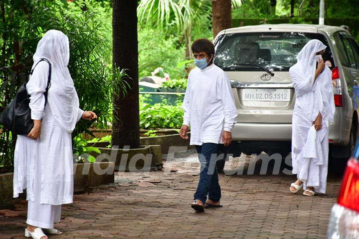 Veteran actor Jagdeep’s Funeral; Family and Friends arrive to offer Last Rites!