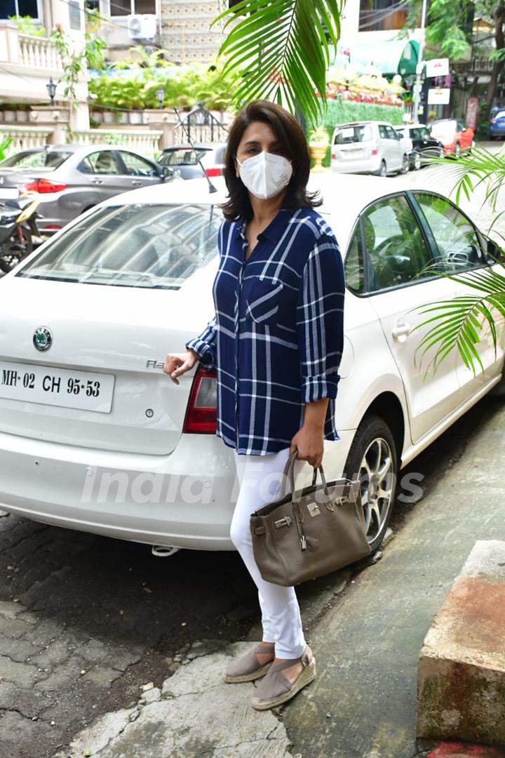 Neetu Kapoor snapped Outside a clinic in Mumbai! 