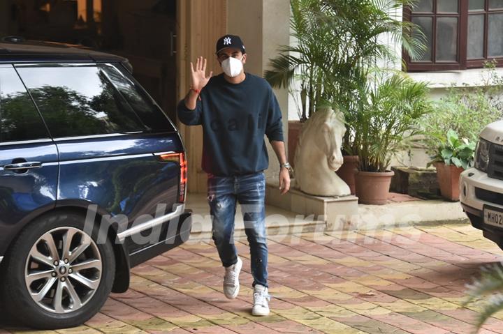 Ranbir Kapoor at Randhir Kapoor's home to celebrate Rakhsha Bandhan