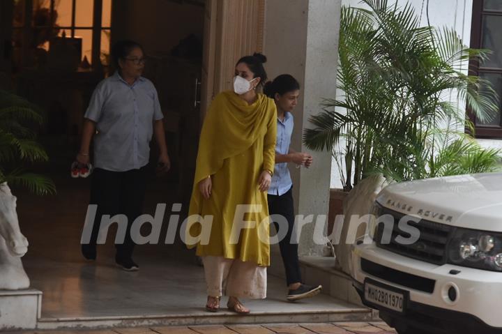 Kareena Kapoor Khan at Randhir Kapoor's home to celebrate Rakhsha Bandhan