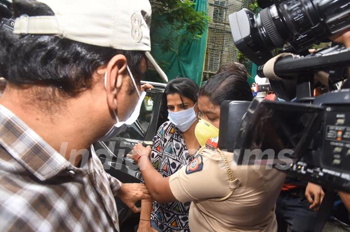 Siddharth Pithani and Sushant's sister Mitu arrive at ED's office in connection to Sushant Singh Rajput's investigation!