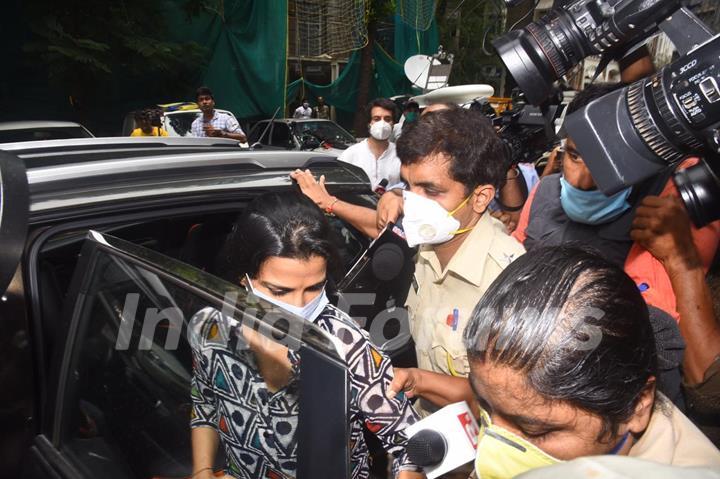 Siddharth Pithani and Sushant's sister Mitu arrive at ED's office in connection to Sushant Singh Rajput's investigation!