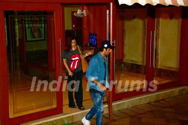 Alia Bhatt and Ranbir Kapoor visit Sanjay Dutt's residence after he was Diagnosed with Lung Cancer!