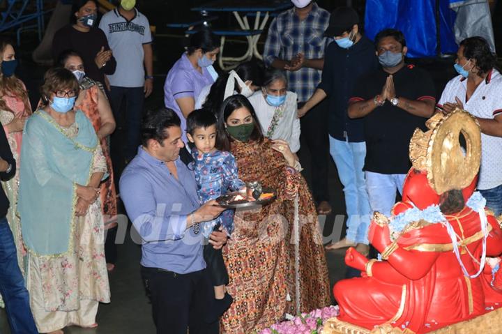 Ganesh Chaturthi 2020: Salman Khan perform Ganesh Visarjan with Family!