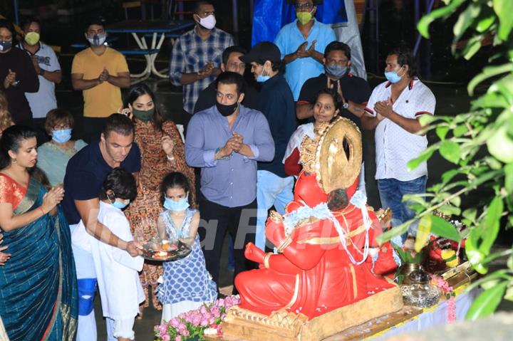 Ganesh Chaturthi 2020: Salman Khan perform Ganesh Visarjan with Family!