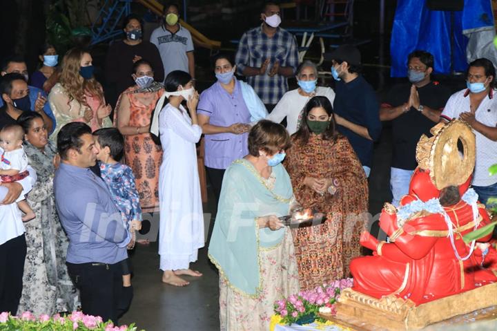 Ganesh Chaturthi 2020: Salman Khan perform Ganesh Visarjan with Family!