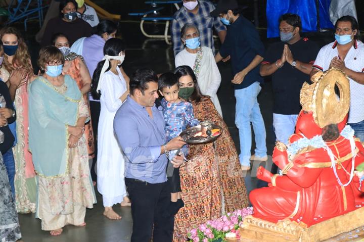 Ganesh Chaturthi 2020: Salman Khan perform Ganesh Visarjan with Family!