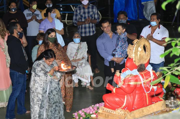 Ganesh Chaturthi 2020: Salman Khan perform Ganesh Visarjan with Family!