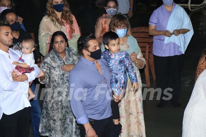 Ganesh Chaturthi 2020: Salman Khan perform Ganesh Visarjan with Family!