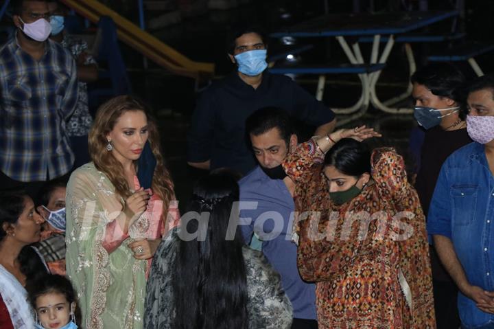 Ganesh Chaturthi 2020: Salman Khan perform Ganesh Visarjan with Family!