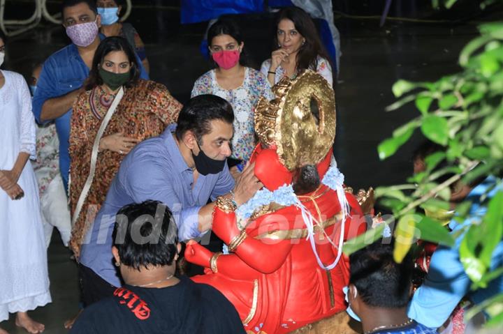 Ganesh Chaturthi 2020: Salman Khan perform Ganesh Visarjan with Family!