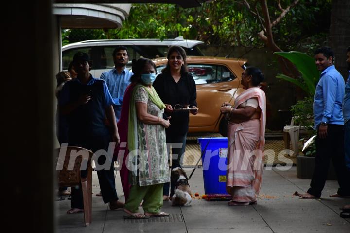 Neetu Kapoor snapped performing Ganapati Visarjan!