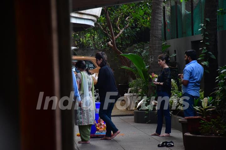 Neetu Kapoor snapped performing Ganapati Visarjan!