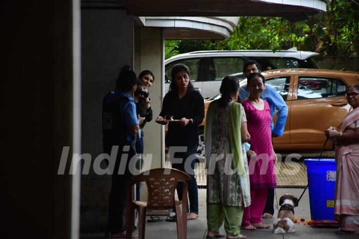 Neetu Kapoor snapped performing Ganapati Visarjan!